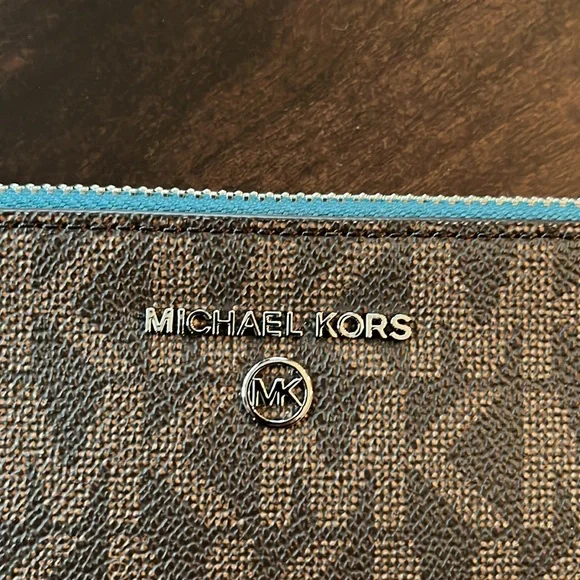 Michael Kors wristlet - Picture 3 of 4
